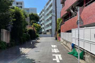敷地南側の前面道路（東側から）