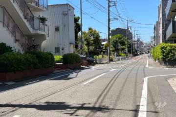 敷地北東側の前面道路(南東側から)