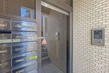 エントランスはオートロック付きです。