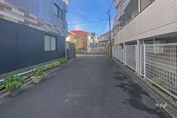 敷地北側の前面道路（西側から）