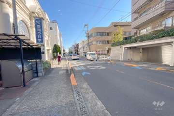 敷地南側の前面道路（西側から）