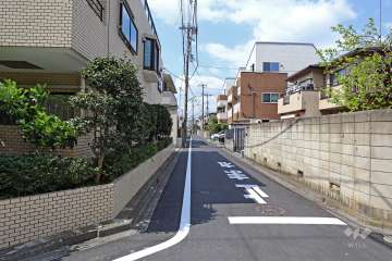 敷地北側の前面道路（東側から）