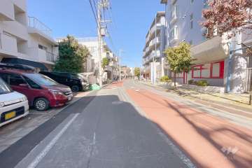 敷地北東側の前面道路（南東側から）