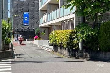 敷地南西側の前面道路(南東側から)