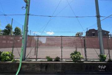 敷地南西側は山野小学校第二校庭に面しています。