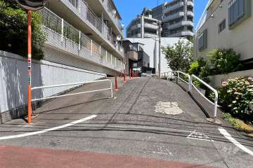 敷地南東側の前面道路