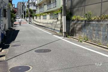 敷地の南西側前面道路(南東側から)