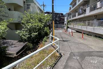 敷地の北西側前面道路(北東側から)