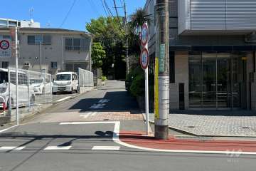 敷地北東側の前面道路（北西側から）