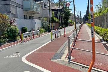 敷地北西側の前面道路（北東側から）