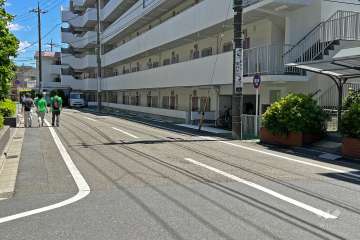 敷地北東側の前面道路（北西側から）