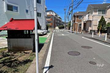 敷地東側の前面道路（南側から）
