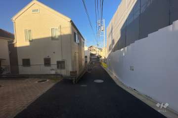 敷地北東側の前面道路（南東側から）