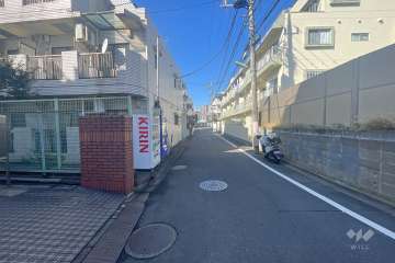 敷地北東側の前面道路（南東側から）