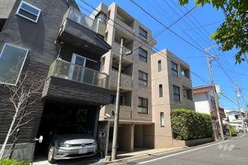 サーパス祖師谷大蔵の外観(南東側から)