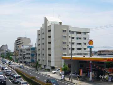 ランジェ芦屋の外観（北西側から・遠景）　前面道路は国道2号線です。