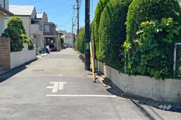 敷地東側の前面道路(北側から)