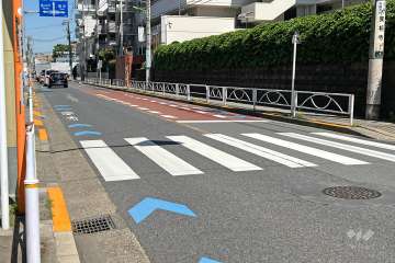 敷地の北側前面道路(北西側から)