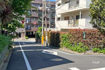 敷地西側の前面道路(南側から)