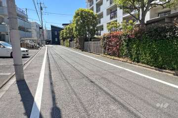敷地南側の前面道路(東側から)