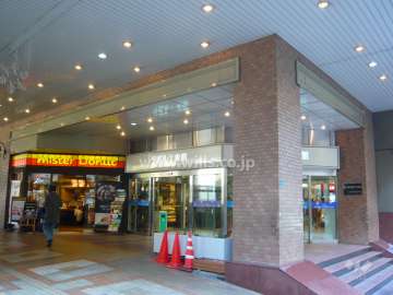 店舗にはスーパーなどもあります