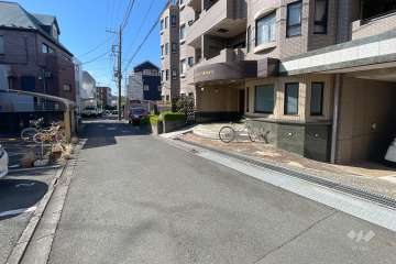 敷地南東側の前面道路（北東側から）