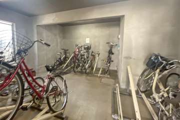 屋内に設けられた駐輪場