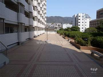 3階にある広場。一番奥が集会室