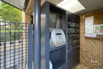 エントランスはオートロック付きです。