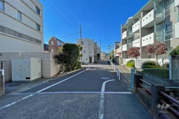 敷地北側の前面道路（東側から）