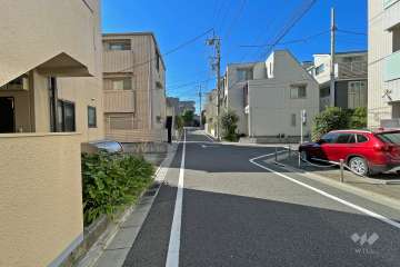 敷地南側の前面道路（東側から）