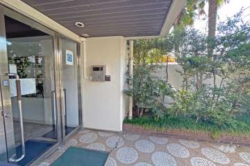 エントランスはオートロック付きです。