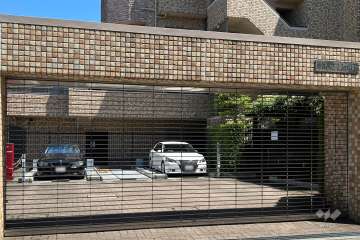 駐車場の出入り口（リングシャッター付き）