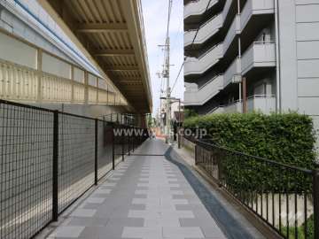物件の北側前面道路（西側から）