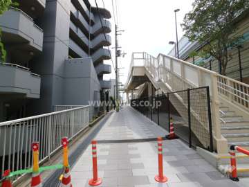 物件の北側前面道路（東側から）