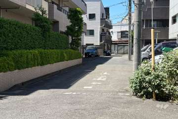 敷地の北東側前面道路(東側から)