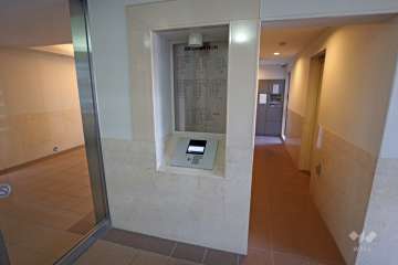 エントランスはオートロック付きです。