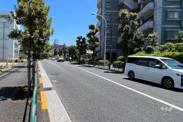 敷地北西側前面道路は世田谷通り（都道3号線）です。