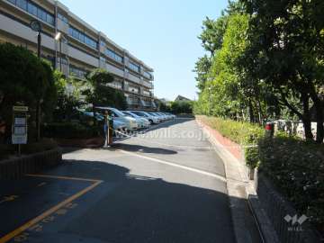 駐車場出入り口（ロボットゲート付き）