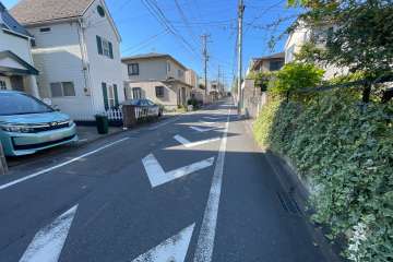 敷地北側の前面道路（東側から）