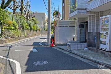 敷地の北側前面道路(西側から)