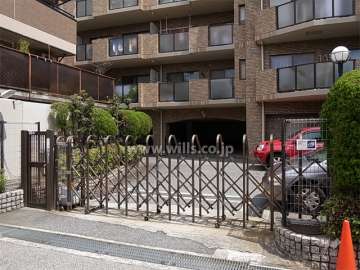 入口にゲートが付いた敷地内駐車場