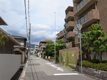 西側の前面道路。建物は南、東、西の3棟がコの字型に配置されています。