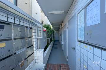 共用ポストと住戸入り口