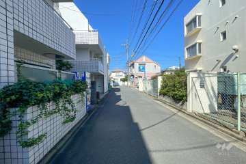 敷地北側の前面道路（東側から）
