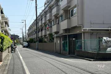 敷地北東側の前面道路(北側から)