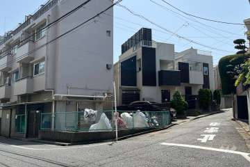 敷地の北西側前面道路(北側から)