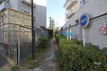 敷地に隣接する宮坂北公園の入り口　