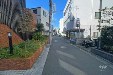 敷地北側の前面道路（東側から）