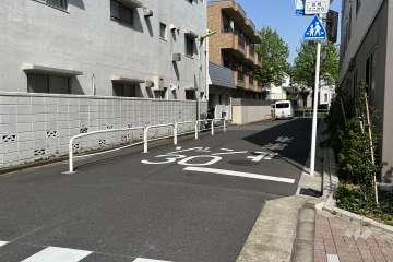 敷地北東側の前面道路